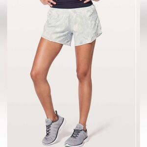 Lululemon Hot Hotty Shorts - Jasmine White Multi / White